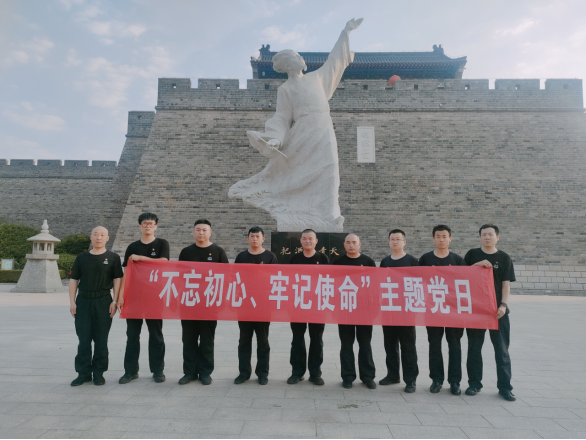 諸城守押大隊黨支部超然臺黨性教育基地開展“不忘初心、牢記使命”現(xiàn)場教學活動405.png
